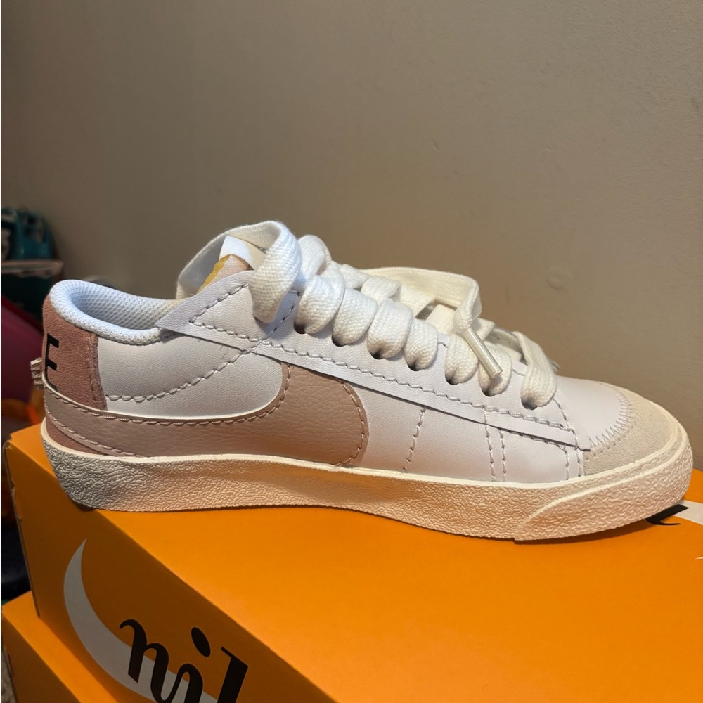 BNIB - Women Blazer Low ‘77 jumbo